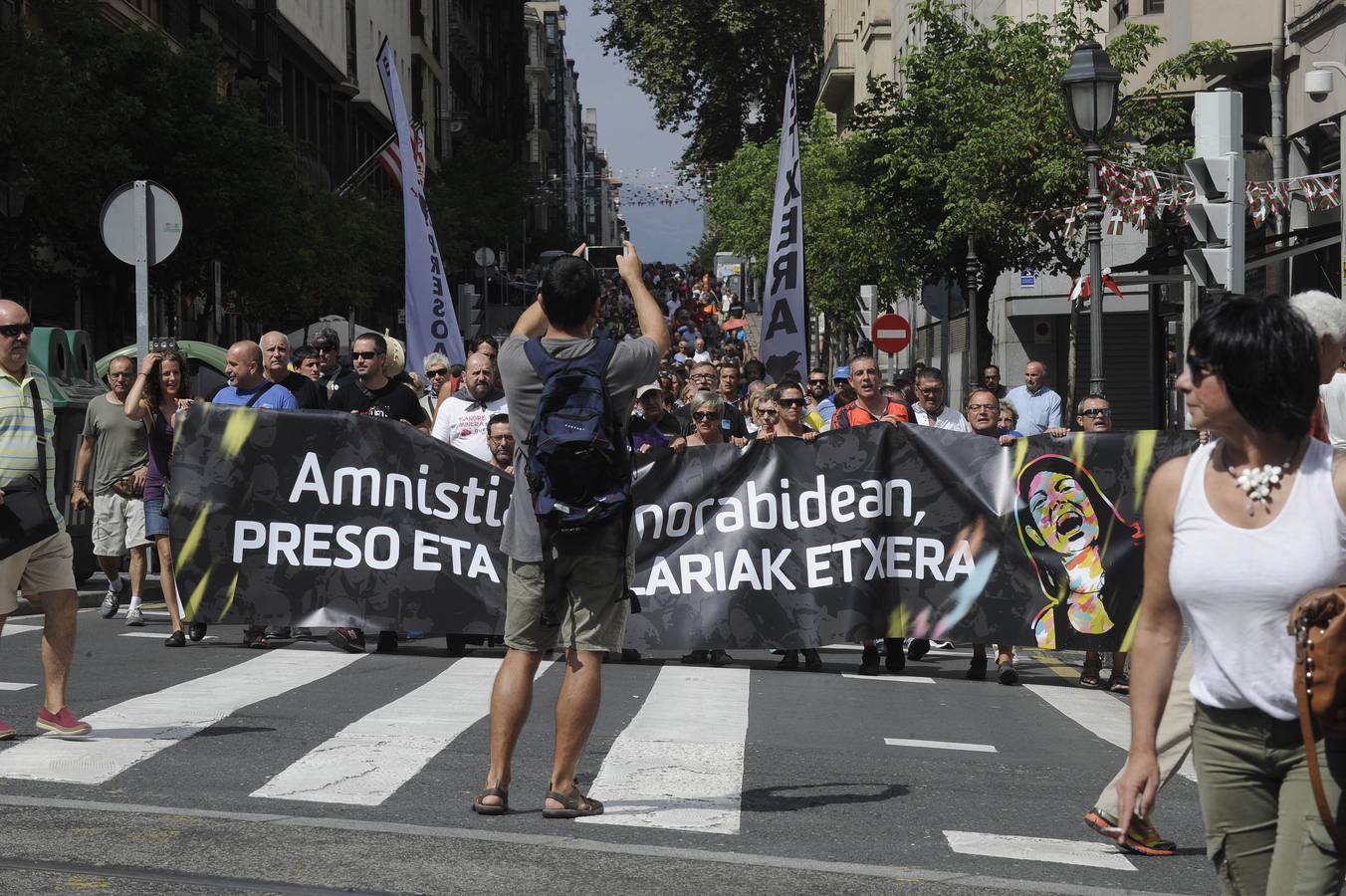 Miles de personas piden en Bilbao la amnistía para los presos y huidos de ETA