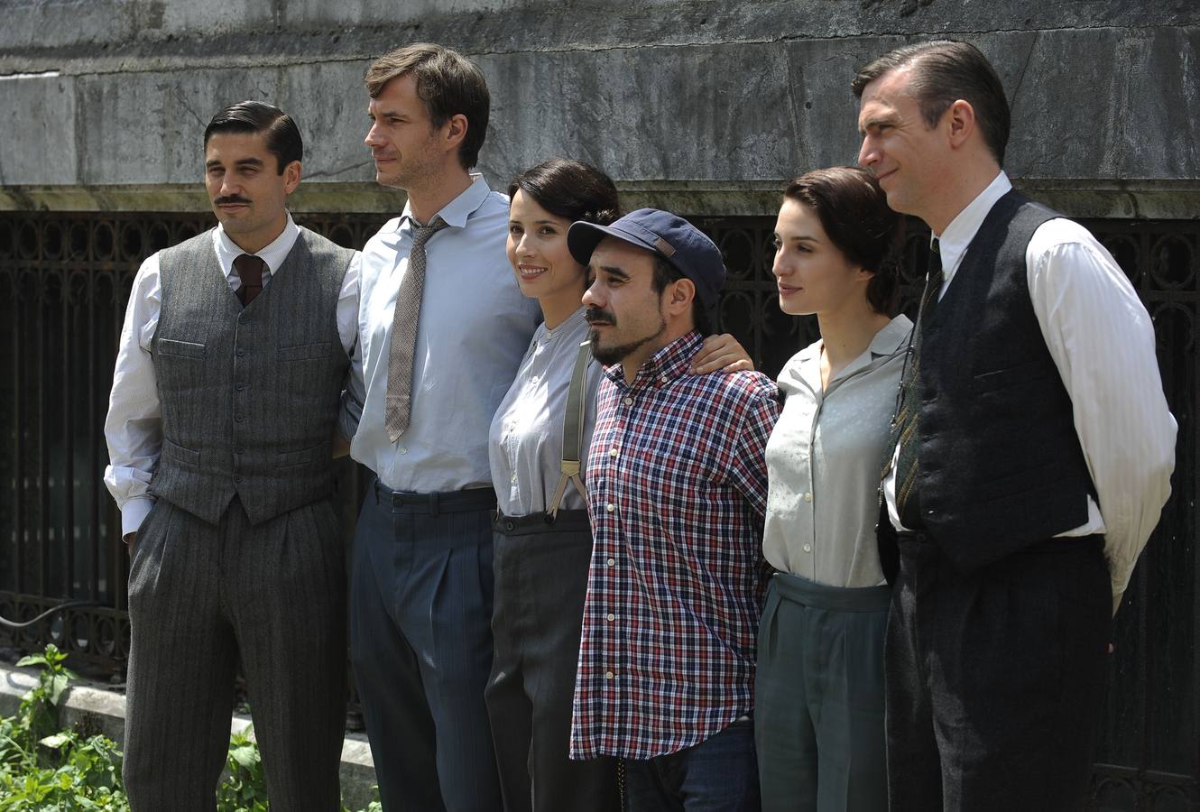 El reparto junto al director Koldo Serra (cuarto por la derecha) durante el rodaje de 'Gernika' en el palacio Munoa de Barakaldo. 