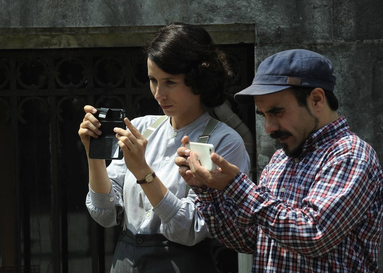 Bárbara Goenaga y Koldo Serra durante el rodaje de 'Gernika' en el palacio Munoa de Barakaldo. 