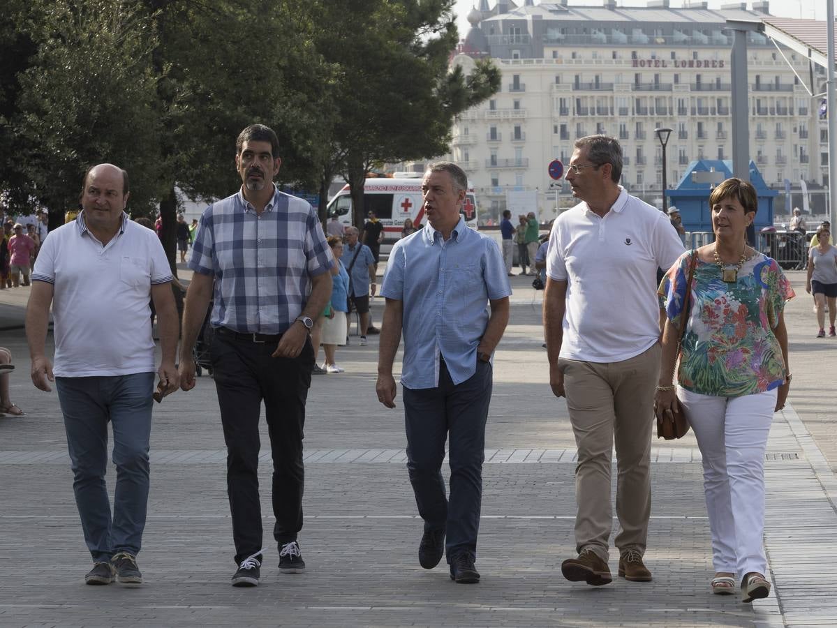 Iñigo Urkullu, del PNV, da un paseo acompañado de Andoni Ortuzar