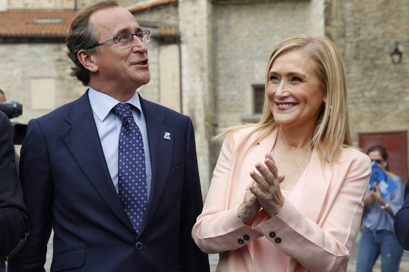 Alfonso Alonso, candidato del Partido Popular, junto a Cristina Cifuentes