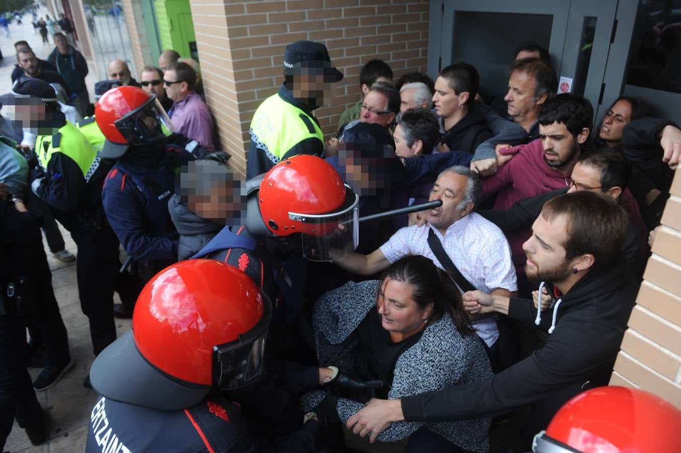 Tensión en un desahucio en Zabalgana