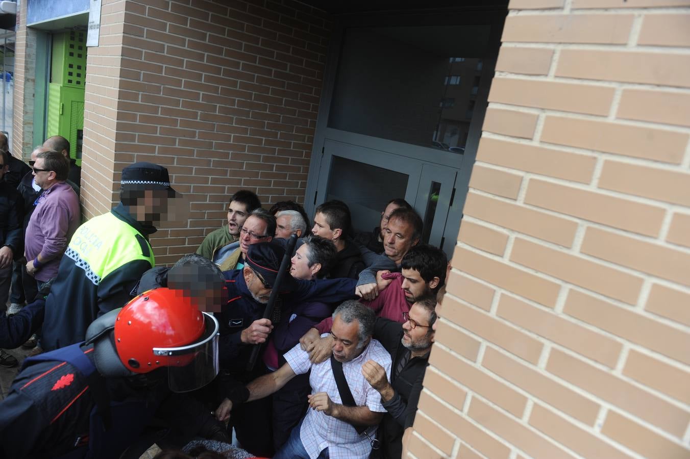 Tensión en un desahucio en Zabalgana