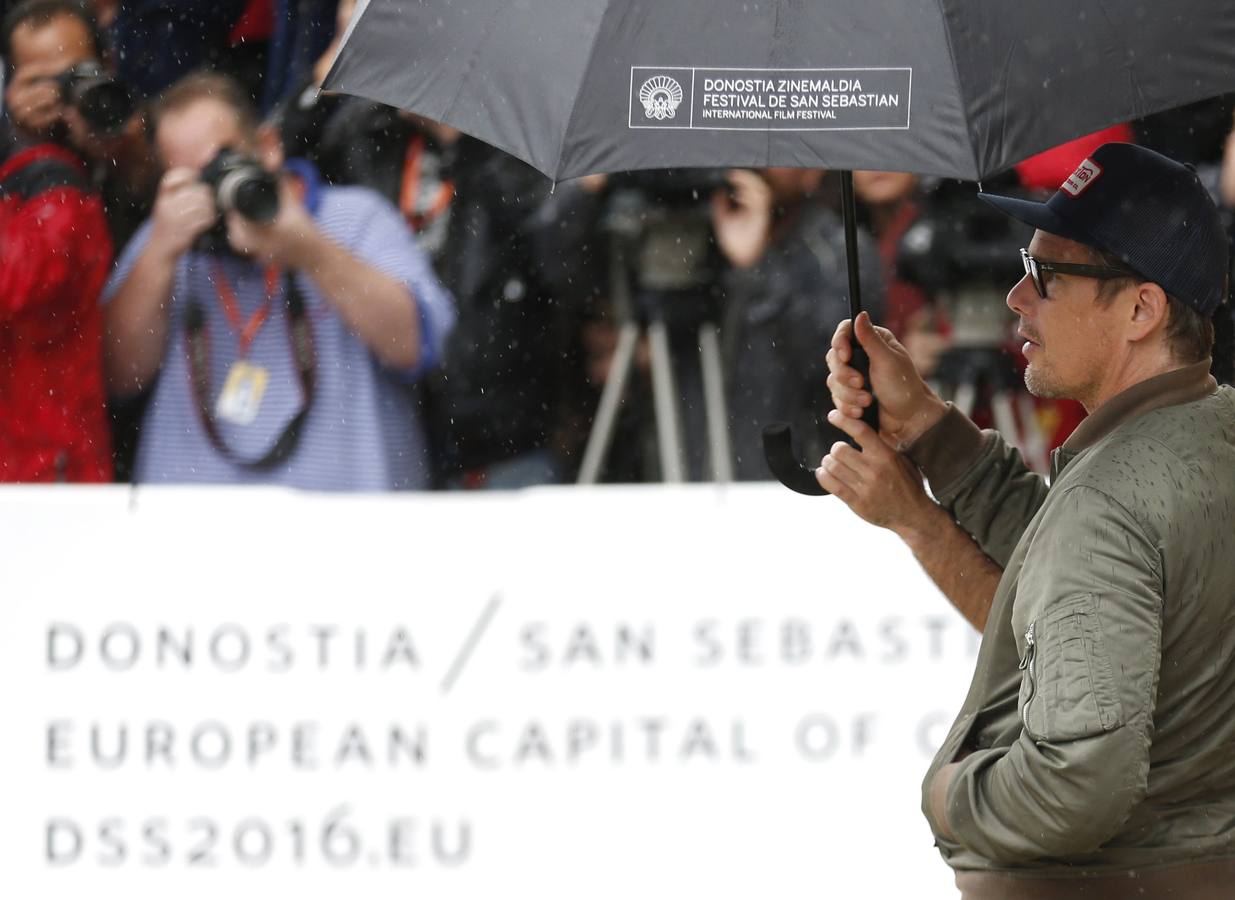 Ethan Hawke llega al Festival de San Sebastián bajo una intensa lluvia