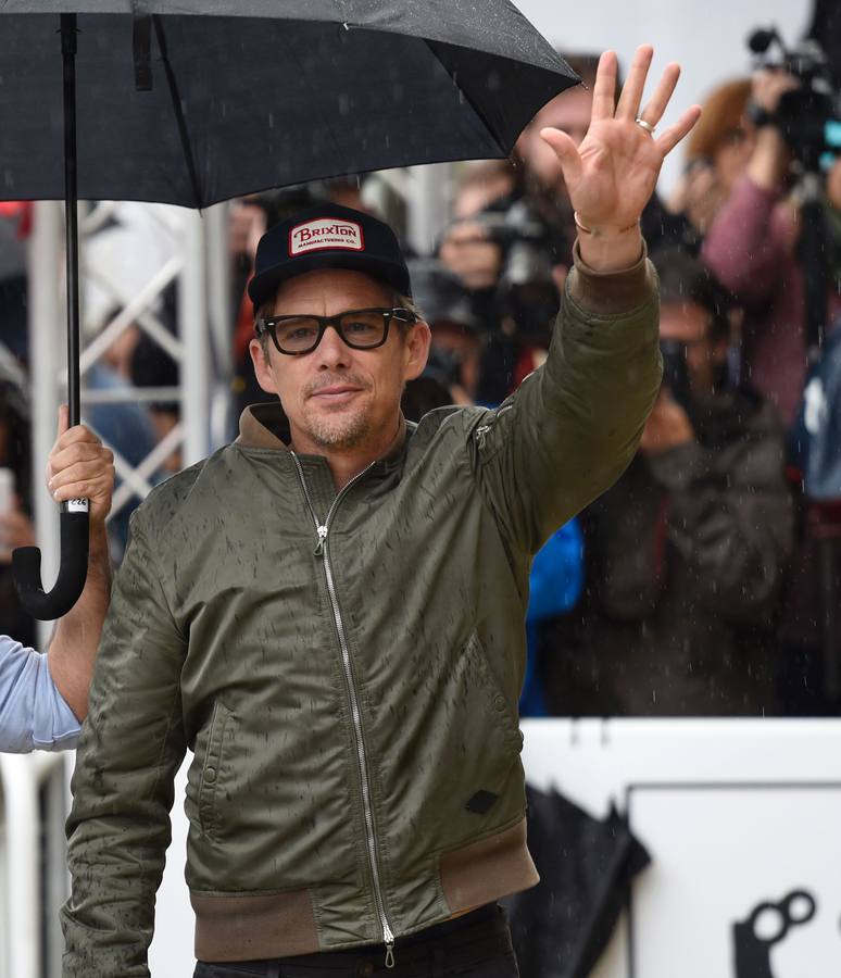 Ethan Hawke llega al Festival de San Sebastián bajo una intensa lluvia