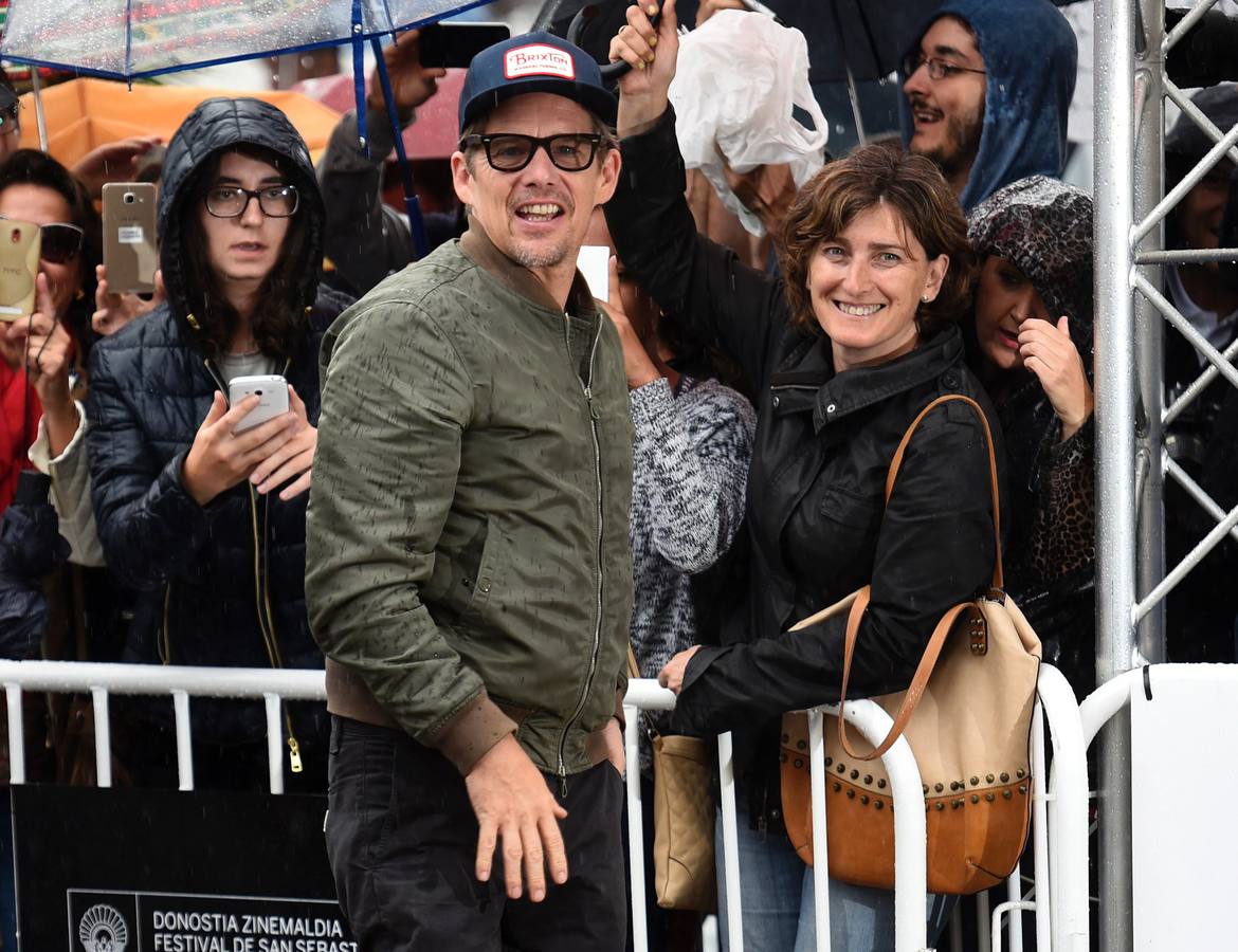 Ethan Hawke llega al Festival de San Sebastián bajo una intensa lluvia