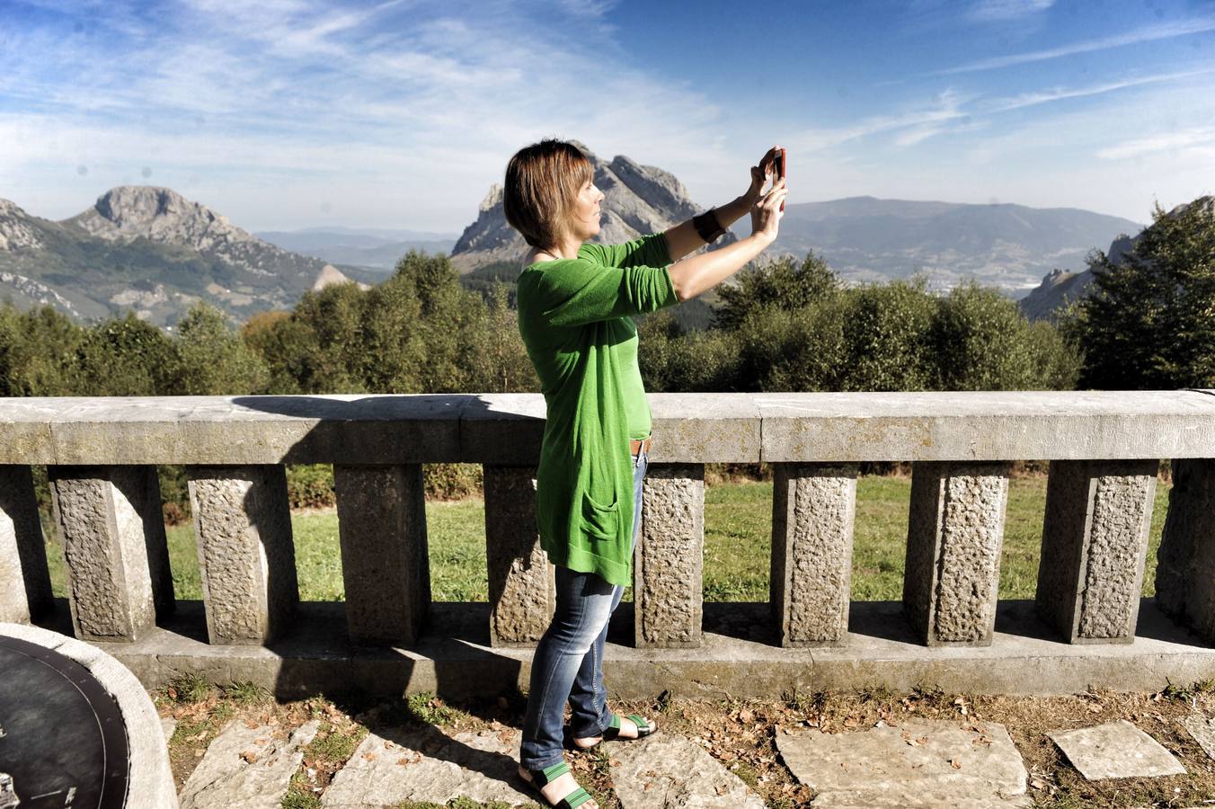 La candidata a la Lehendakaritza por el partido abertzale, Miren Larrion, se hace un selfie en Urkiola.