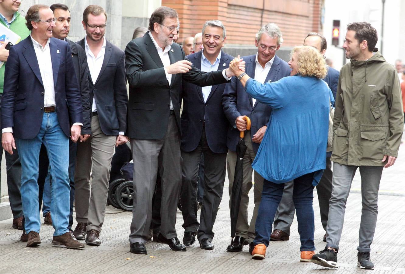 Rajoy, de paseo por las calles de Bilbao