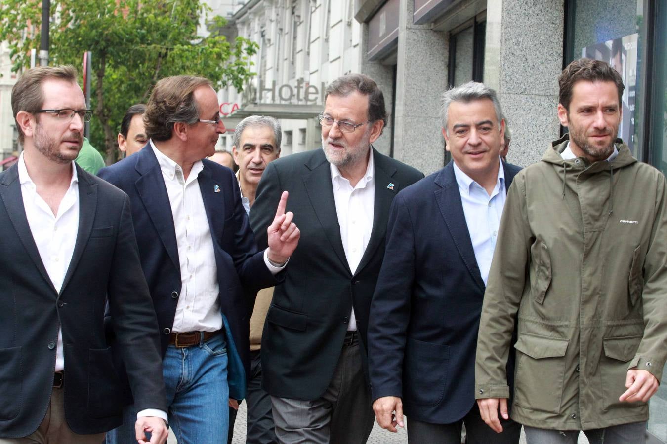 Rajoy, de paseo por las calles de Bilbao