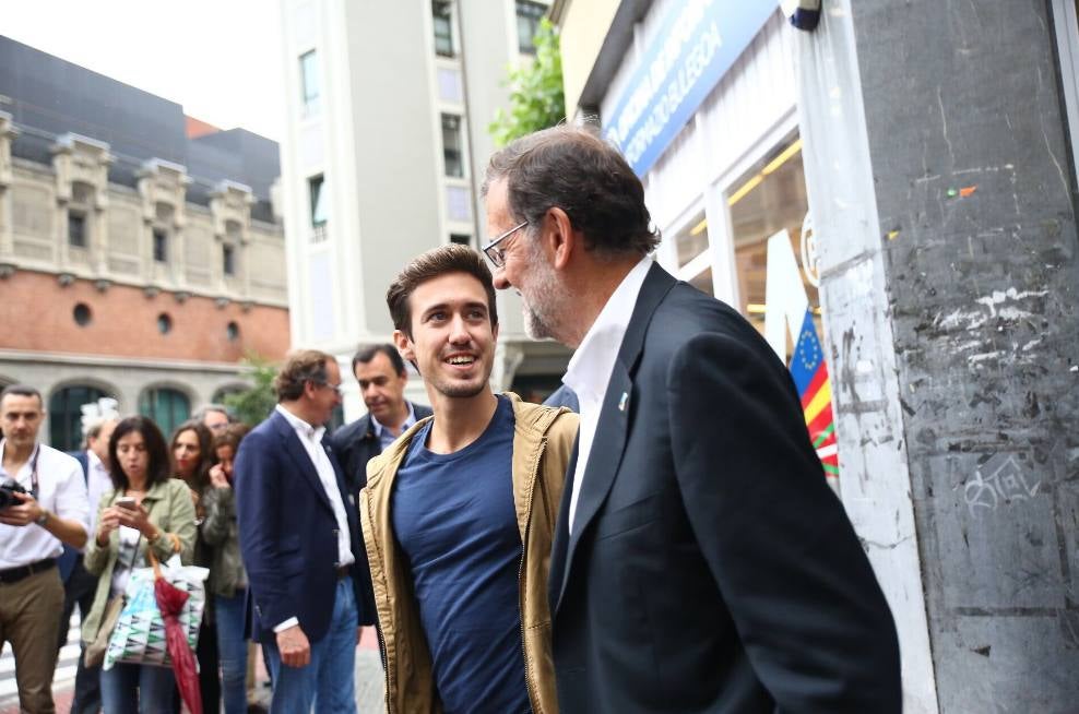 Rajoy, de paseo por las calles de Bilbao