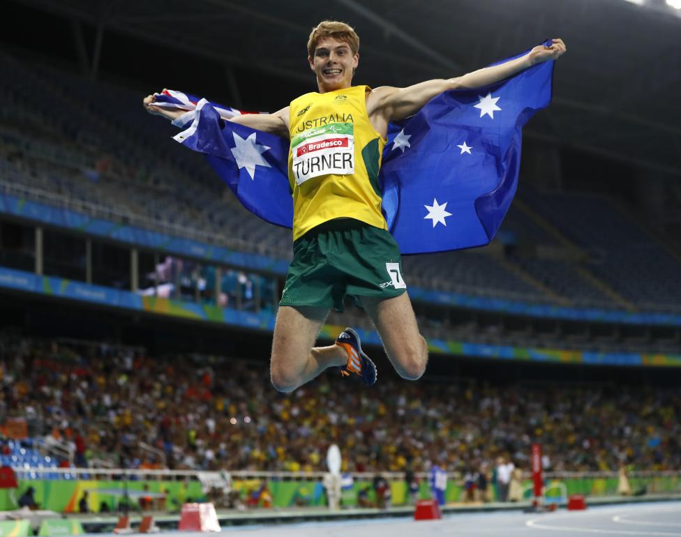 James Turner, de Australia, celebra la medalla de oro en la final de 800 metros.