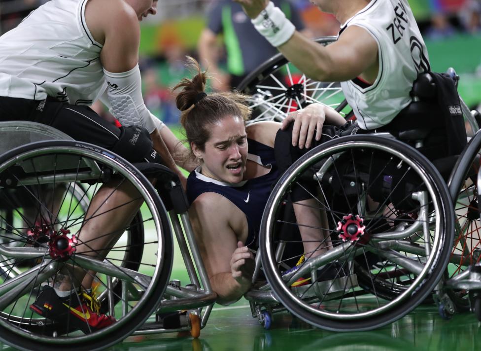 Rebecca Murray de los EE.UU. lucha por el balón durante un partido de baloncesto en silla de ruedas