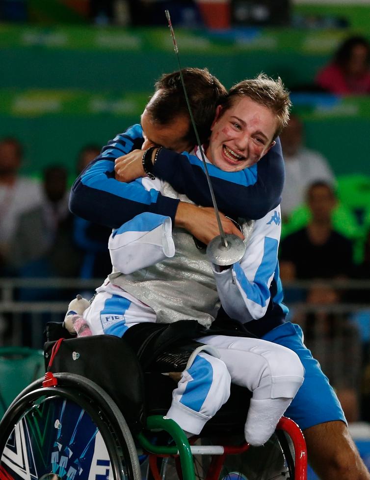 La italiana Beatrice Vio celebra su triunfo tras vencer a Yu Chui Yee de Hong Kong en el partido por la medalla de bronce en esgrima en silla de ruedas.