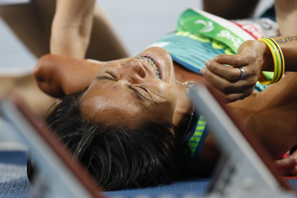 La medallista de bronce Teresinha de Jesús Correia Santos de Brasil tras la final de 100m.