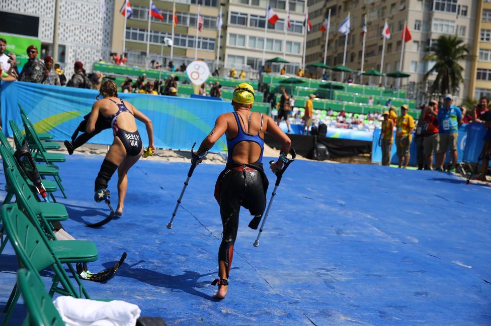 Allysa Seely de los Estados Unidos y Lisa Lilja de Finlandia compiten en triatlón.