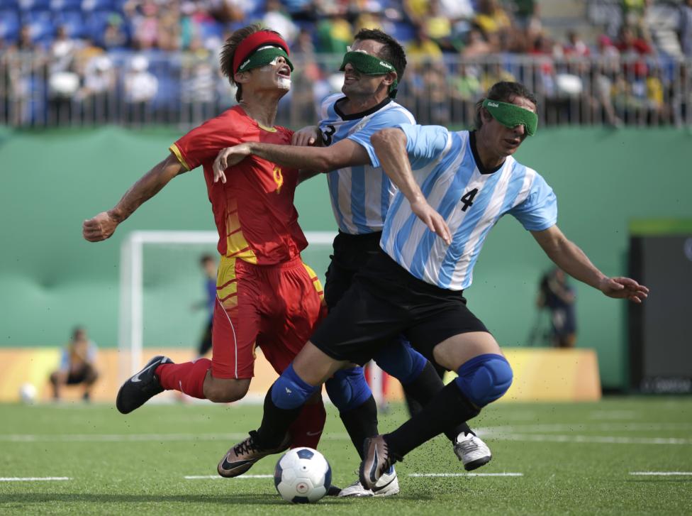 Wang Zhoubin, de China; Federico Accardi y Froilán Padilla, de Argentina, en una acción del partido por la medalla de bronce.