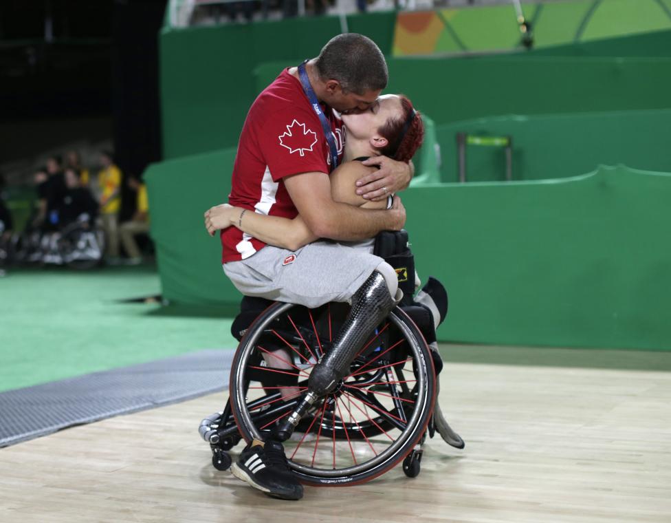 Adam Lancia abraza a su esposa Jamey Jewells (Canadá) después de partido de playoffs de baloncesto en silla de ruedas contra China en los Juegos Paralímpicos de Río.