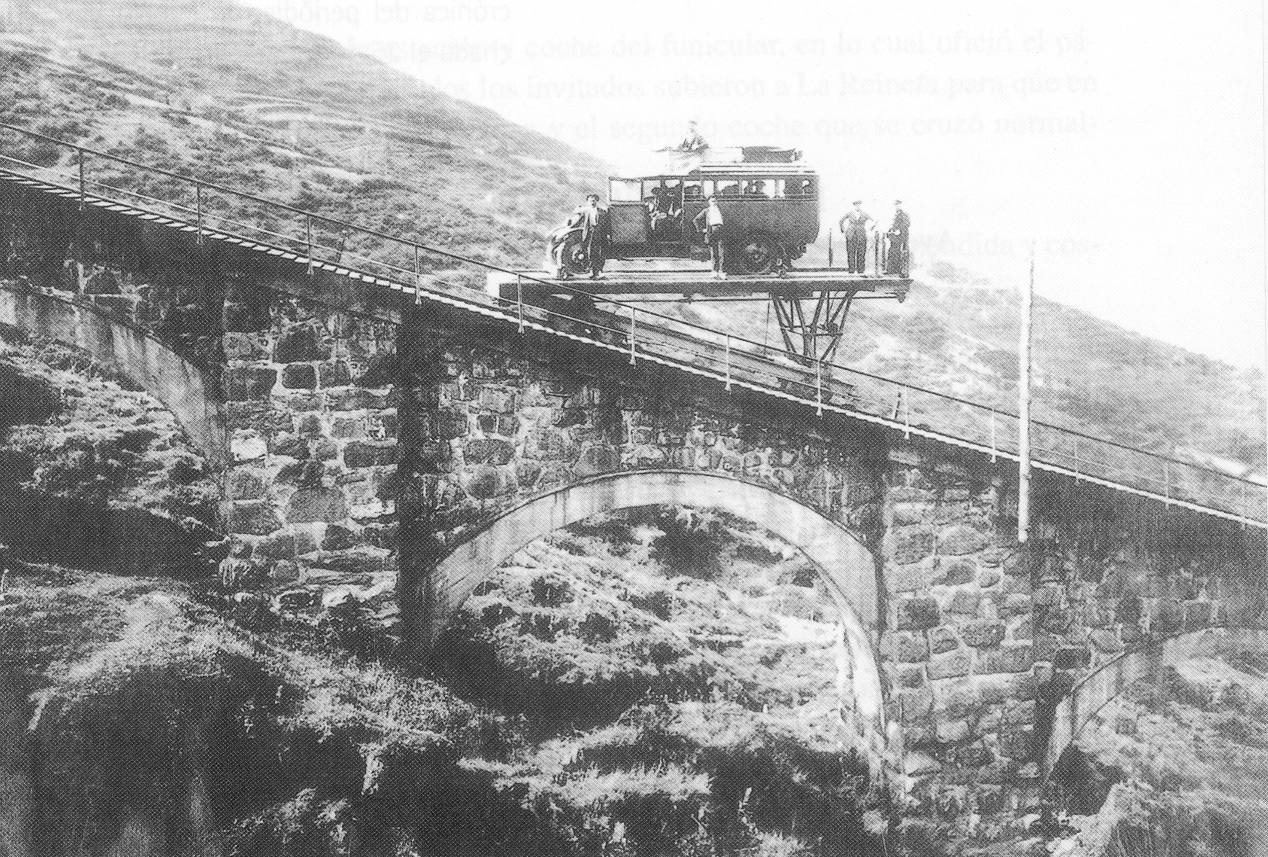 Un vehículo de carretera se instala en la plataforma para acceder a la zona alta del Valle en 1926. EC