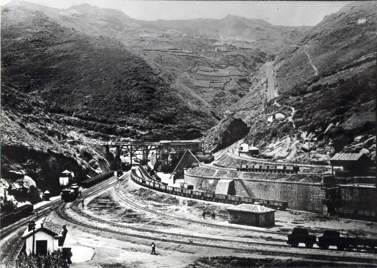 Vista panorámica de las minas y explotaciones en la Orconera. Revista Minera