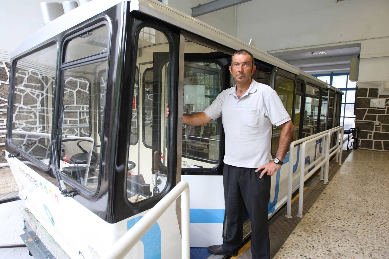Uno de los trabajadores de la plantilla con el actual modelo de funicular. Pedro Urresti