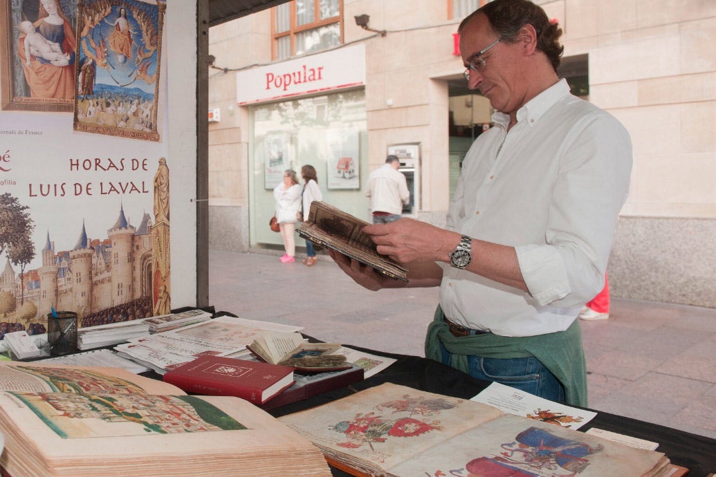 Alfonso Alonso (PP) visita la Feria del Libro de Vitoria.