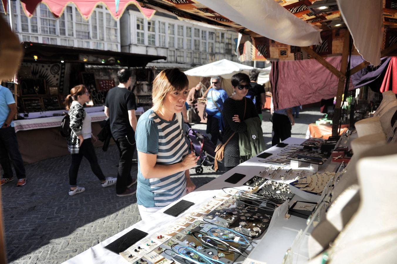 Miren Larrión (EH Bildu), en el mercado medieval de Vitoria.