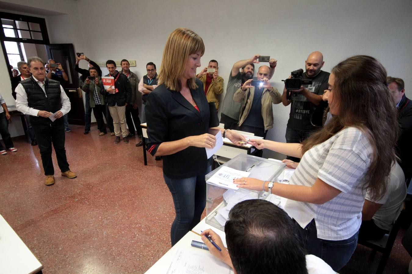 Idoia Mendia, candidata a lehendakari por el PSE, votando en el instituto Miguel de Unamuno en Bilbao.