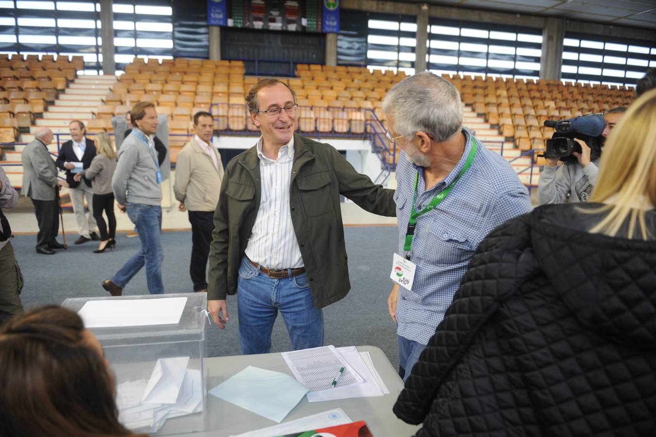 Alfonso Alonso, del PP, en su colegio electoral de Vitoria.