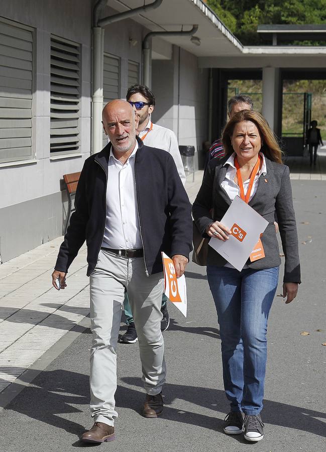 Nicolás de Miguel, el candidato de Ciudadanos, votando en San Sebastián.