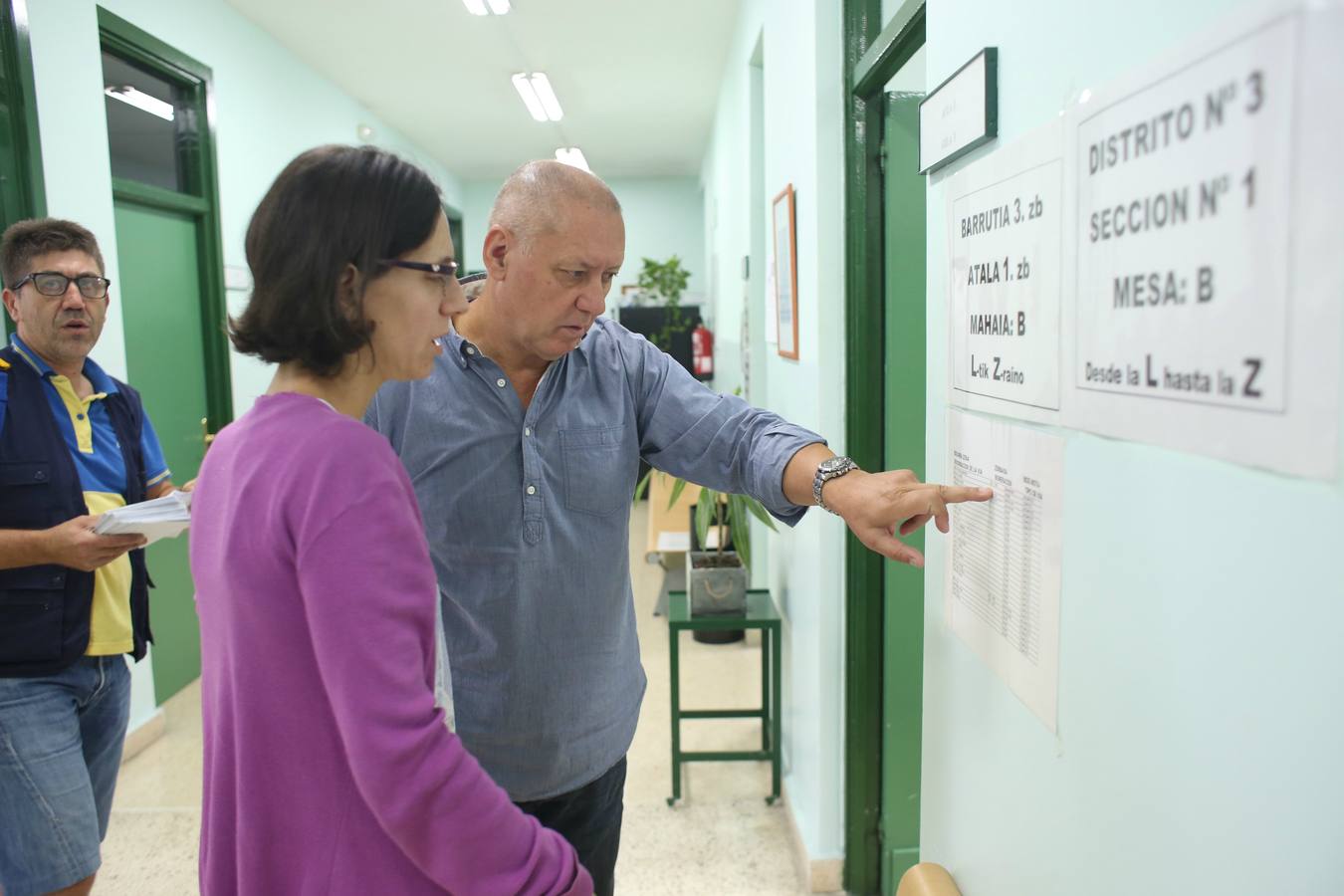 La población vasca acude a votar