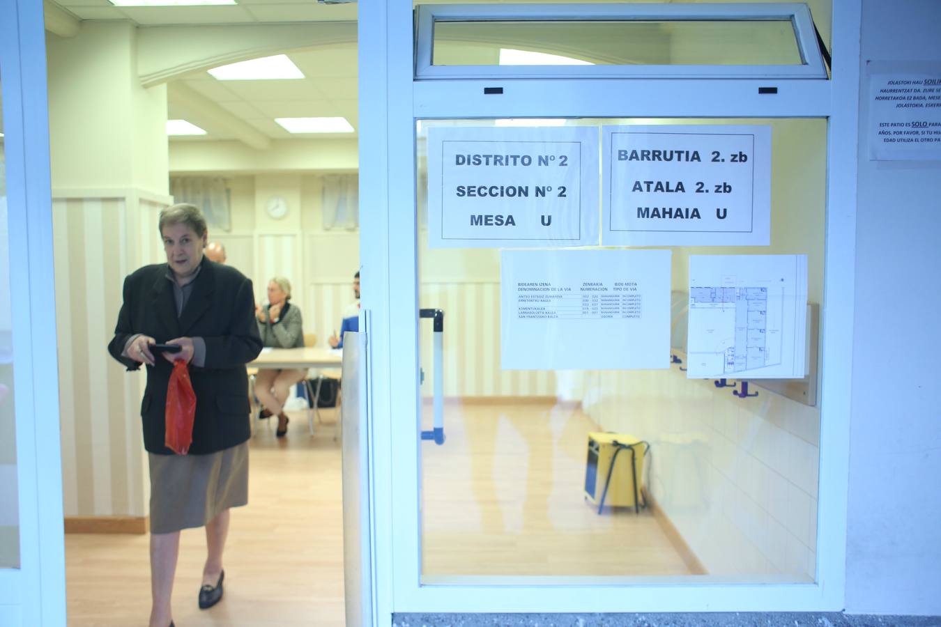 La población vasca acude a votar