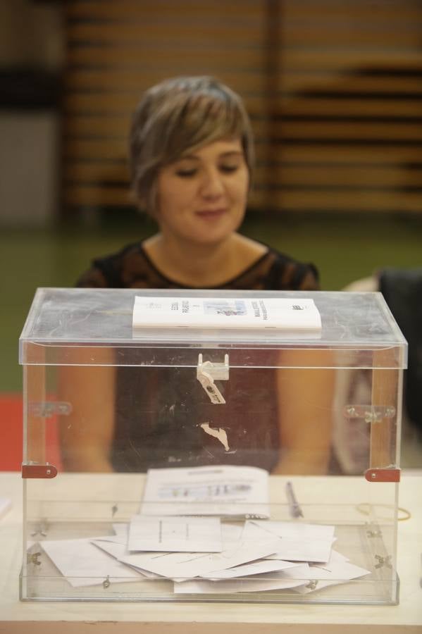 La población vasca acude a votar