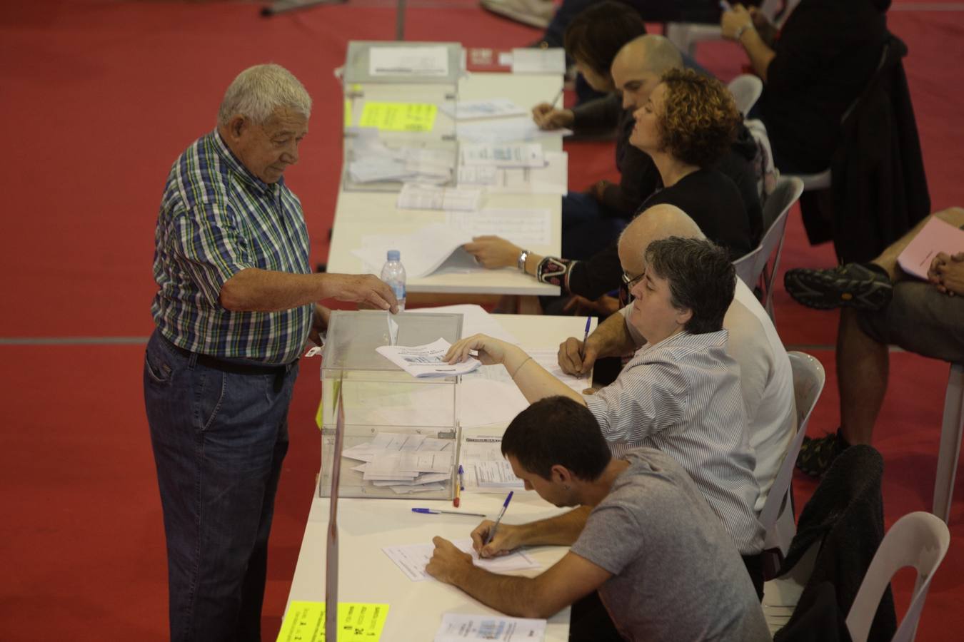 La población vasca acude a votar