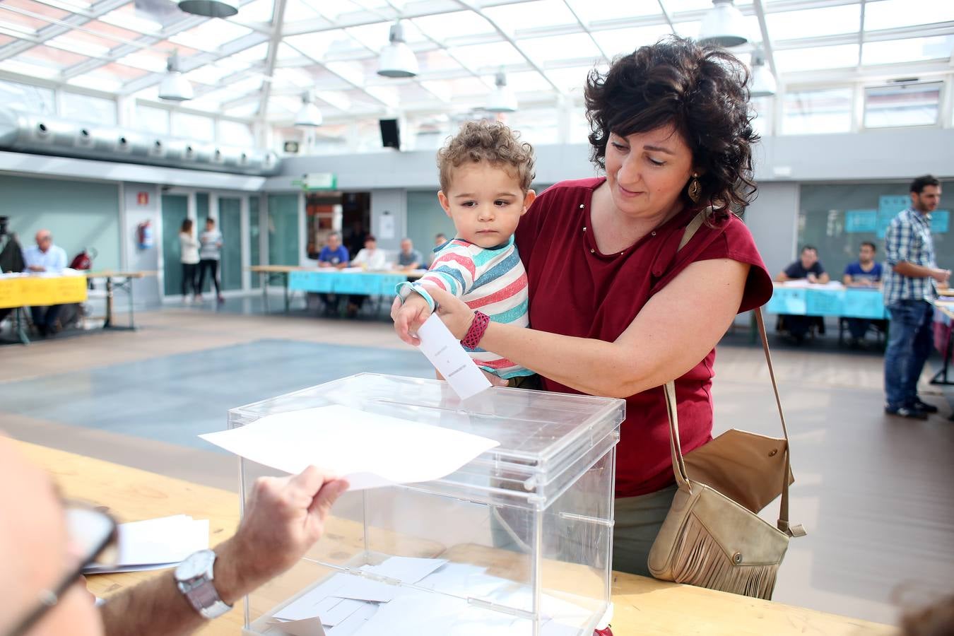 La población vasca acude a votar