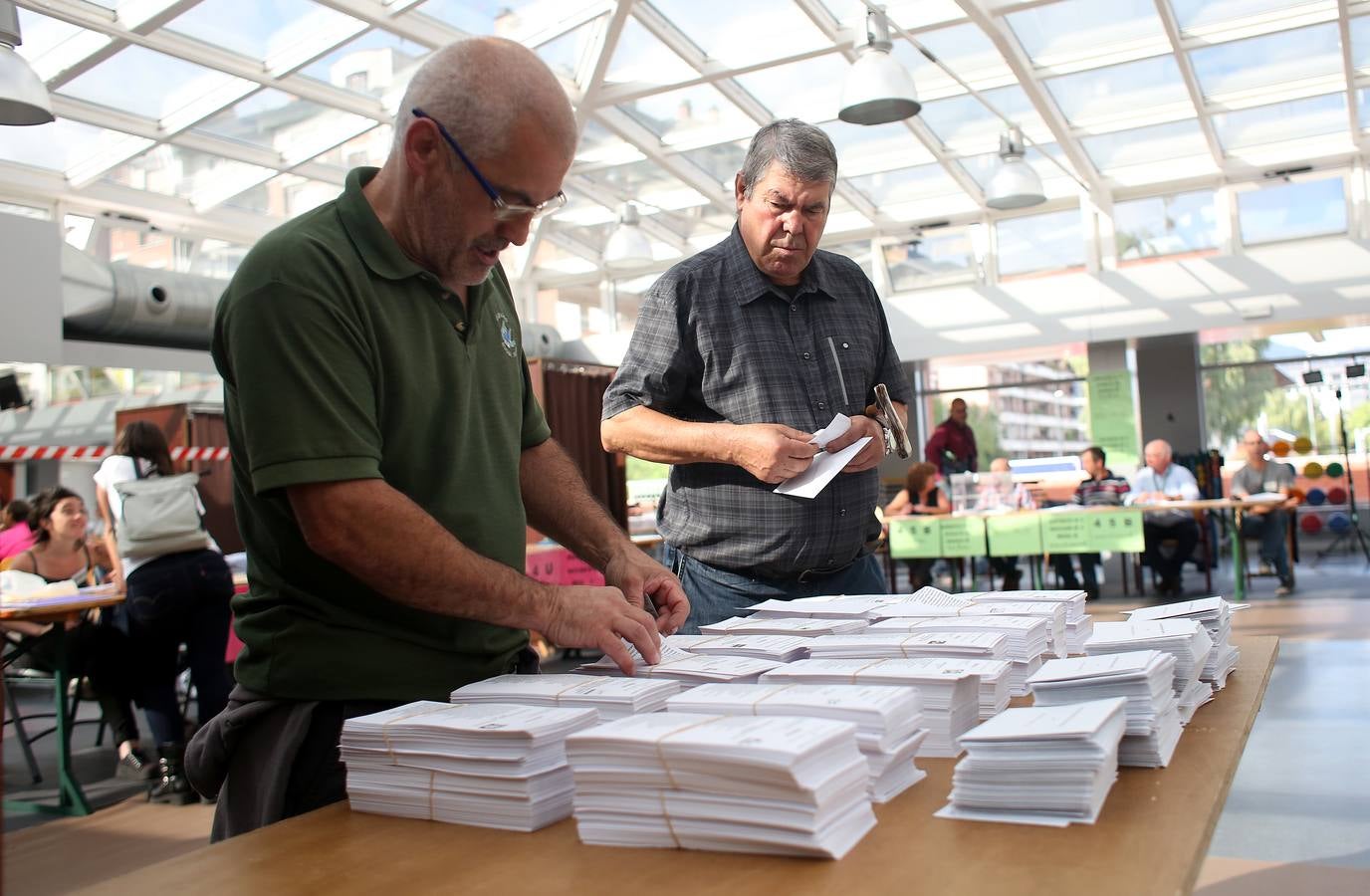 La población vasca acude a votar