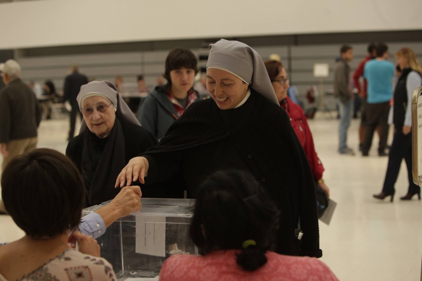 La población vasca acude a votar