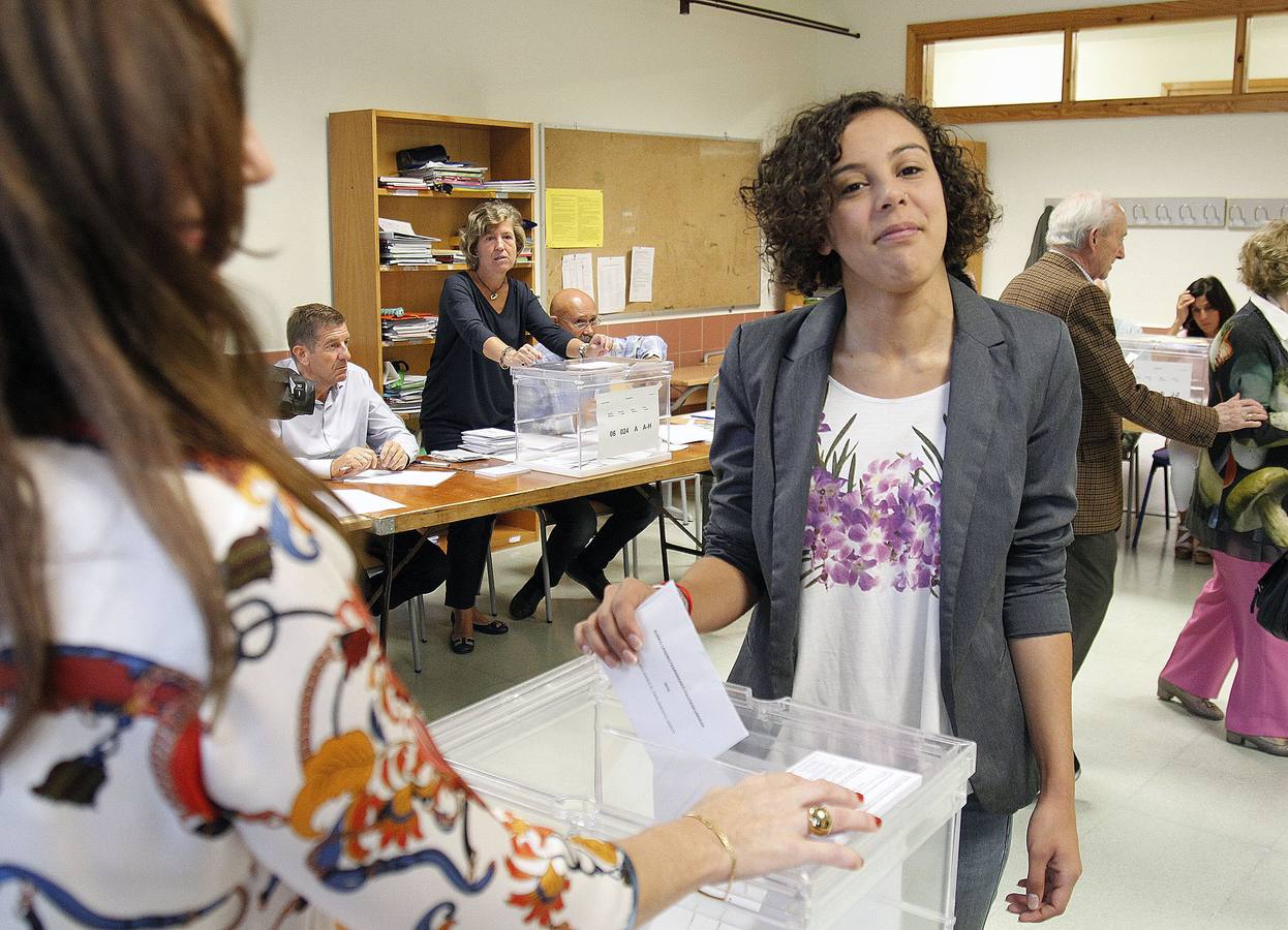 agua Alba, de Podemos, votando.