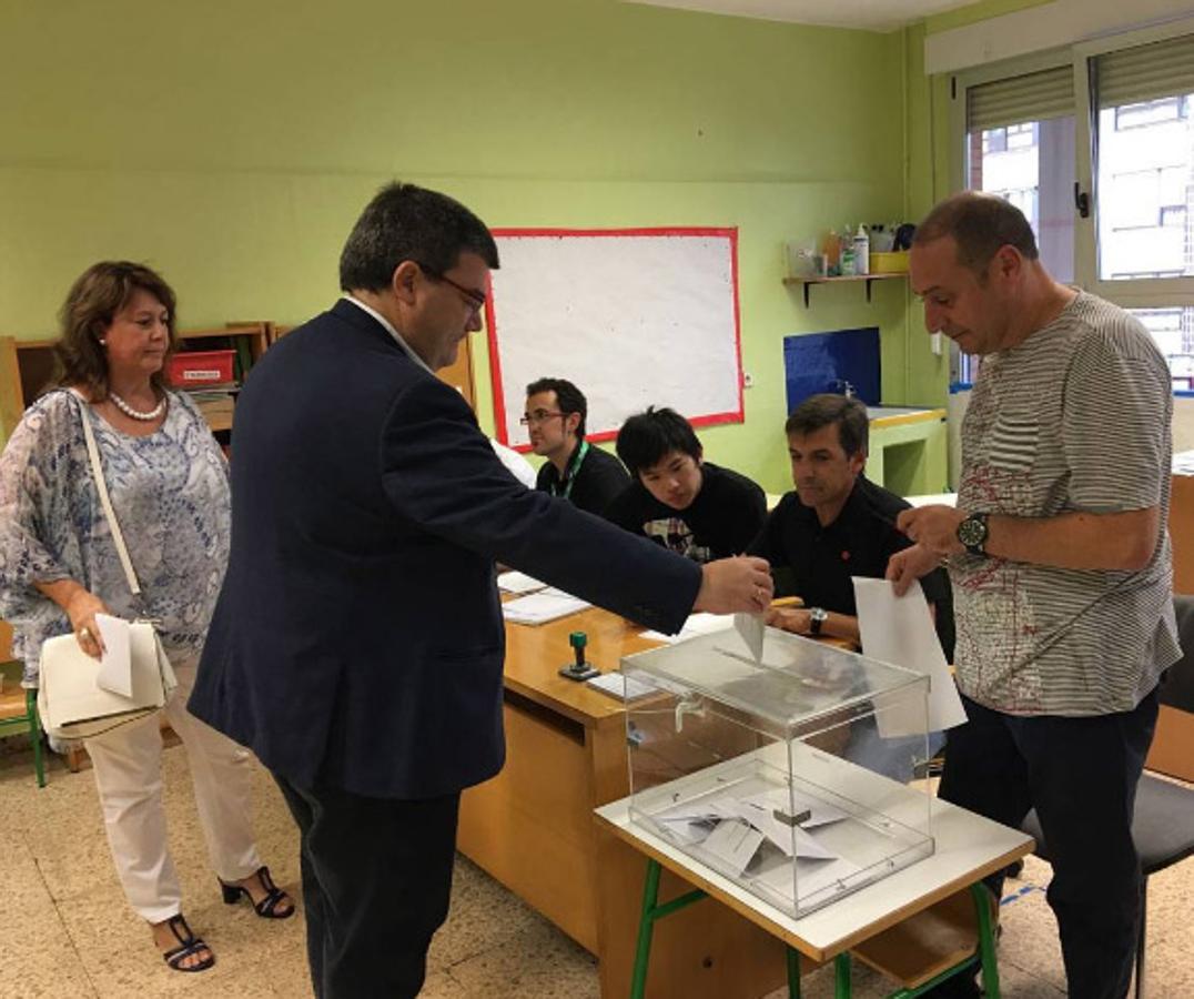 Juan María Aburto, alcalde de Bilbao, ejerciendo su derecho a voto.