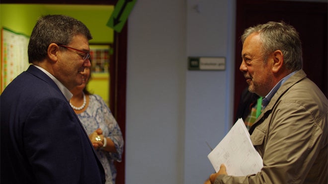 Juan María Aburto, alcalde de Bilbao, ejerciendo su derecho a voto.