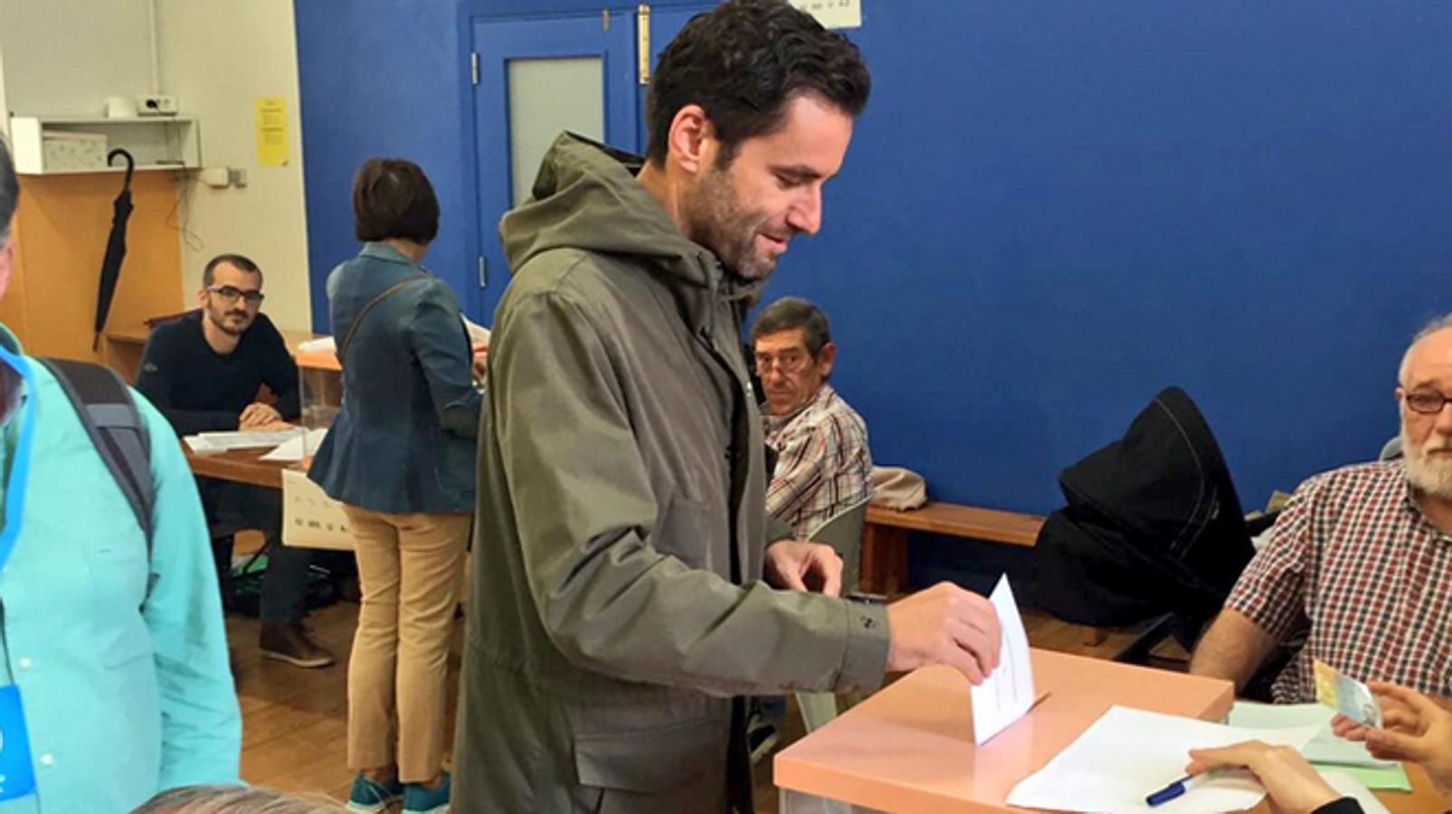 Borja Sémper, del PP, votando en San Sebastián.