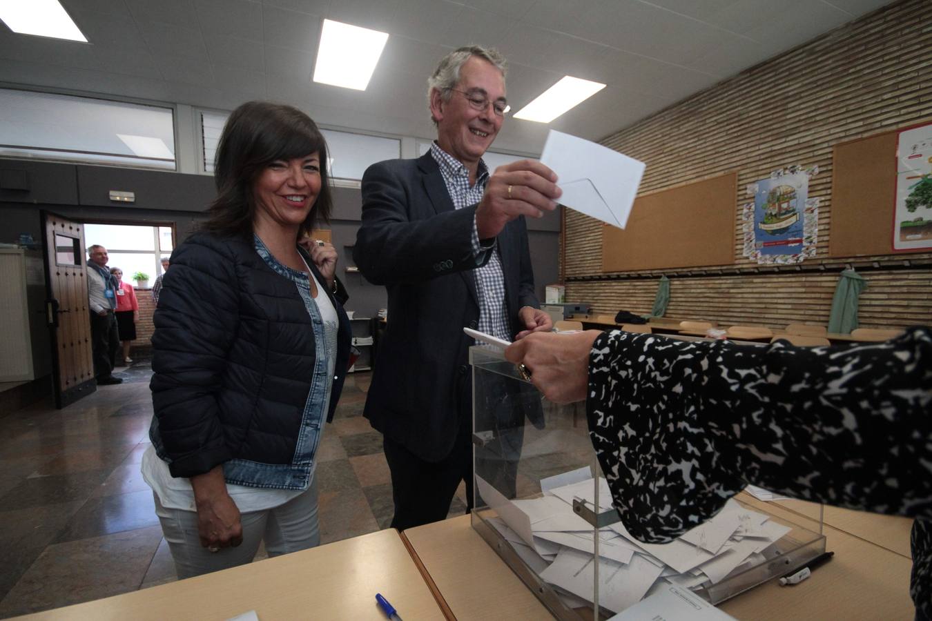 Nerea Llanos, secretaria general del PP vasco y Anton Damborenea, cabeza de lista del PP por Bizkaia, han acudido a votar al Colegio Jesuitas de Bilbao.