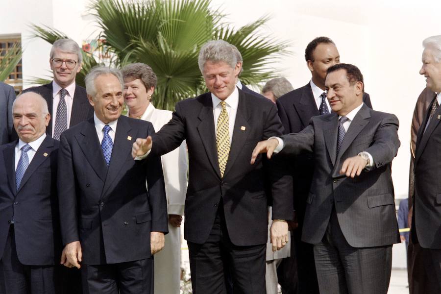 Simón Peres junto al expresidente norteamericano Bill Clinton y el exmandatario egipcio Hosni Mubarak en la cumbre antiterrorista de Oriente Medio en Sharm el Sheikh, Egipto.