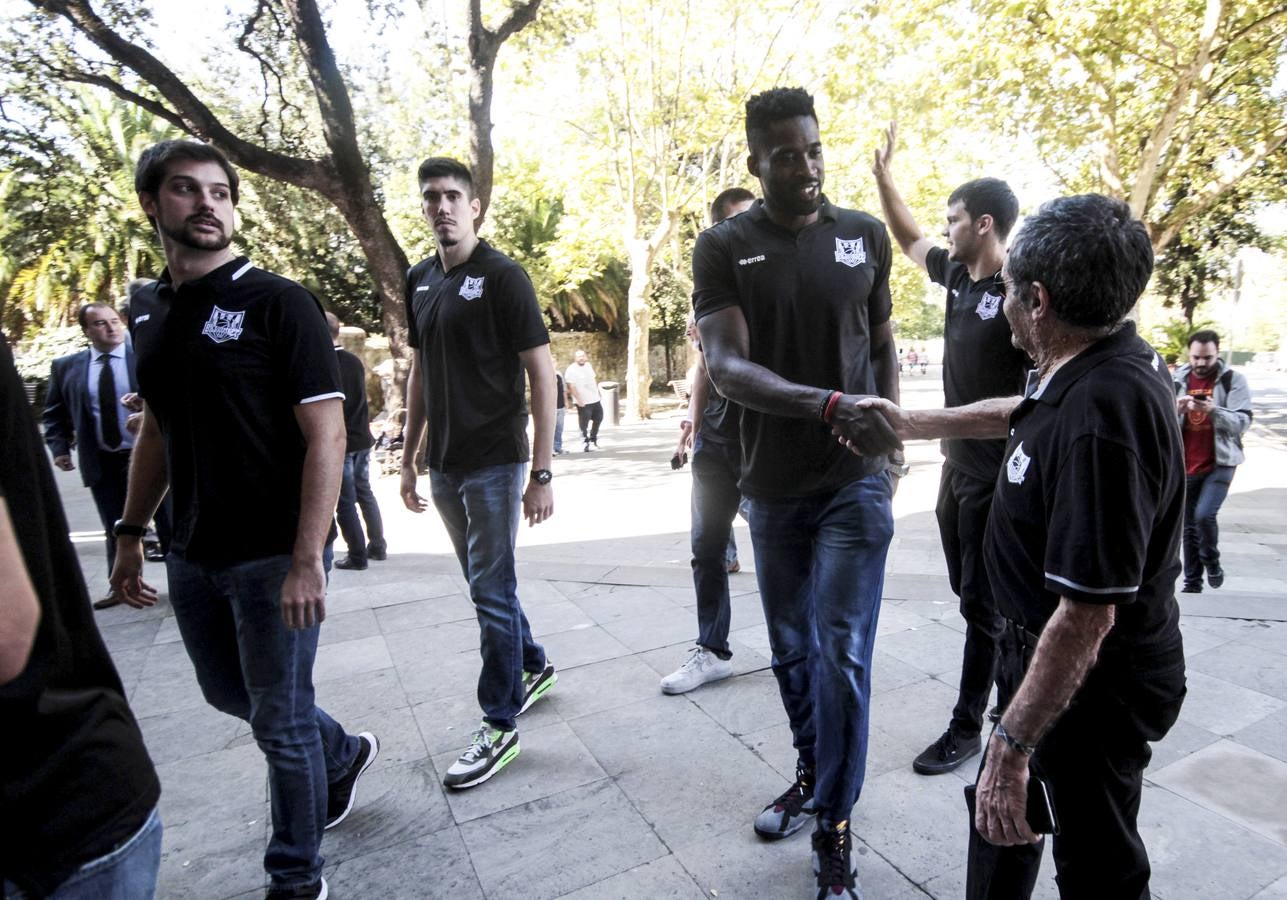 Los hombres de negro renuevan sus votos ante la Amatxo