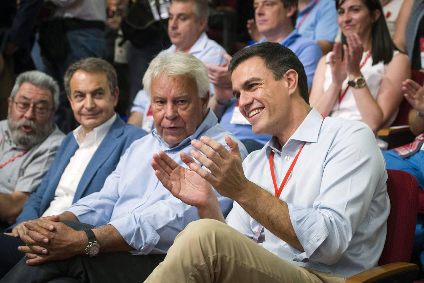 Sánchez, junto a los anteriores secretarios generales socialistas y expresidentes del Gobierno, Felipe González y José Luis Rodríguez Zapatero.