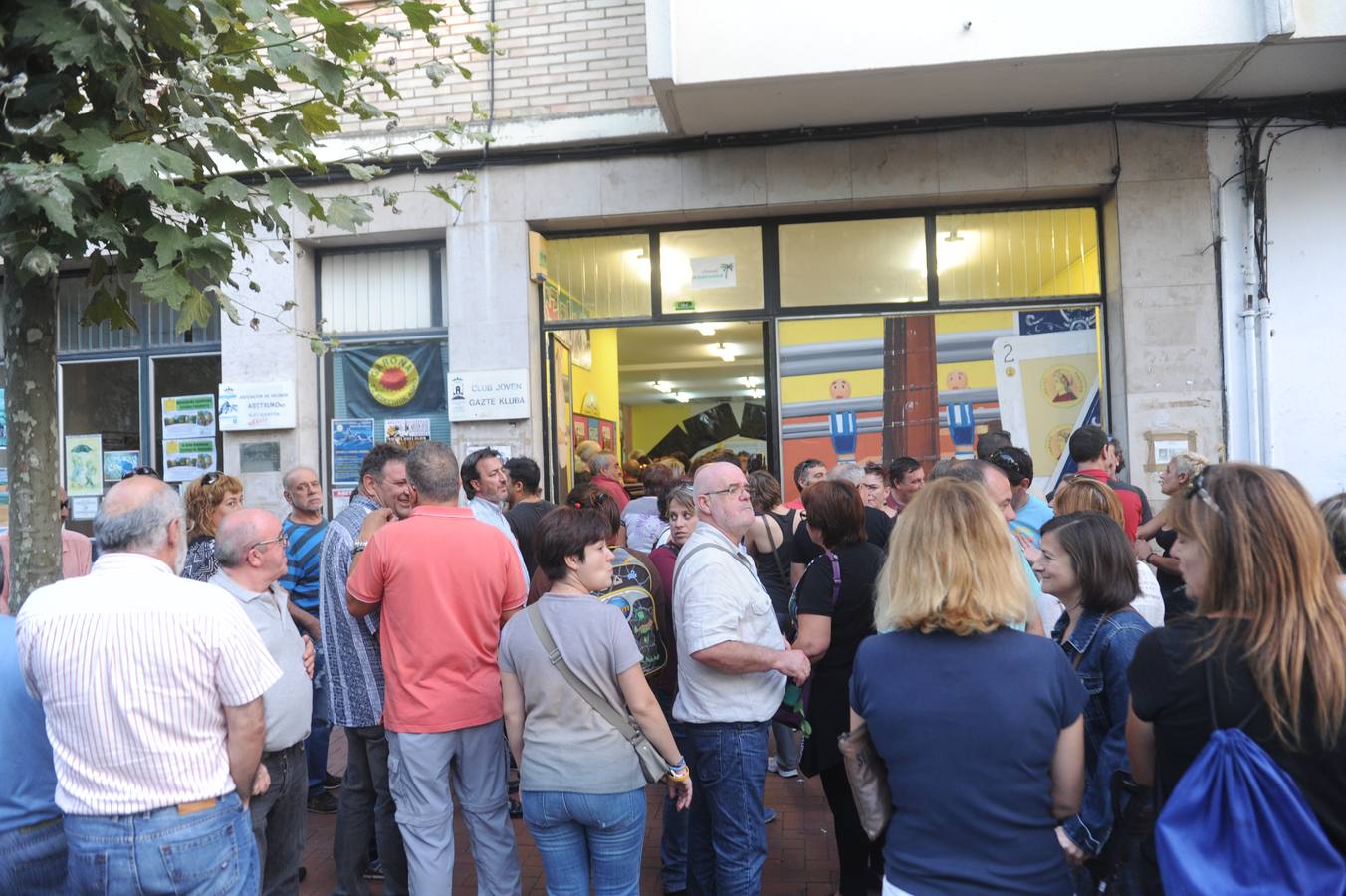 Abetxuko muestra su hartazgo y se manifiesta de nuevo ante las casas ocupadas