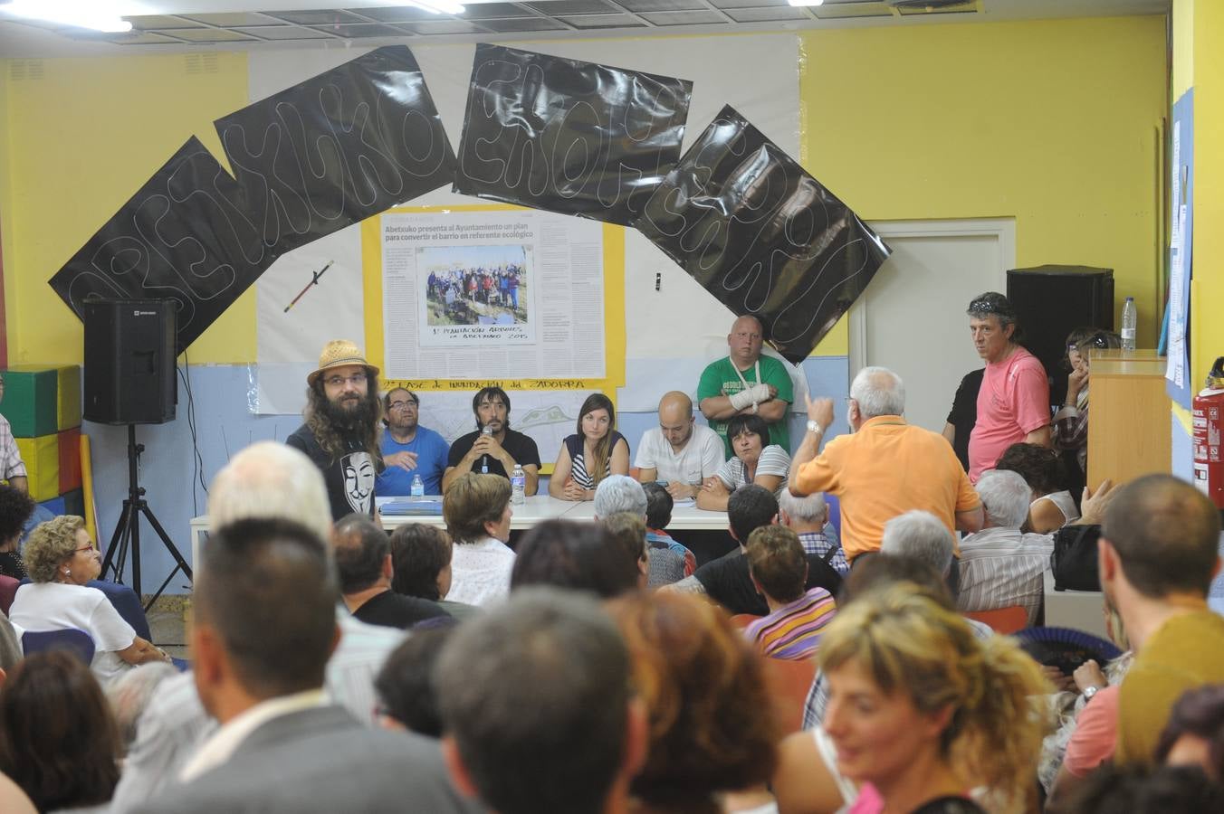 Abetxuko muestra su hartazgo y se manifiesta de nuevo ante las casas ocupadas