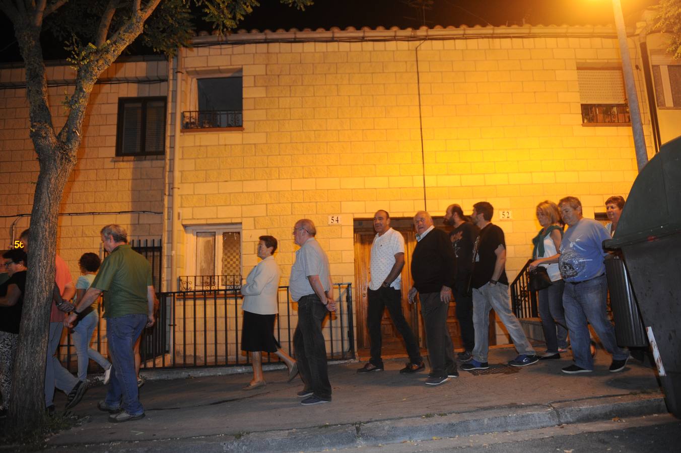 Abetxuko muestra su hartazgo y se manifiesta de nuevo ante las casas ocupadas