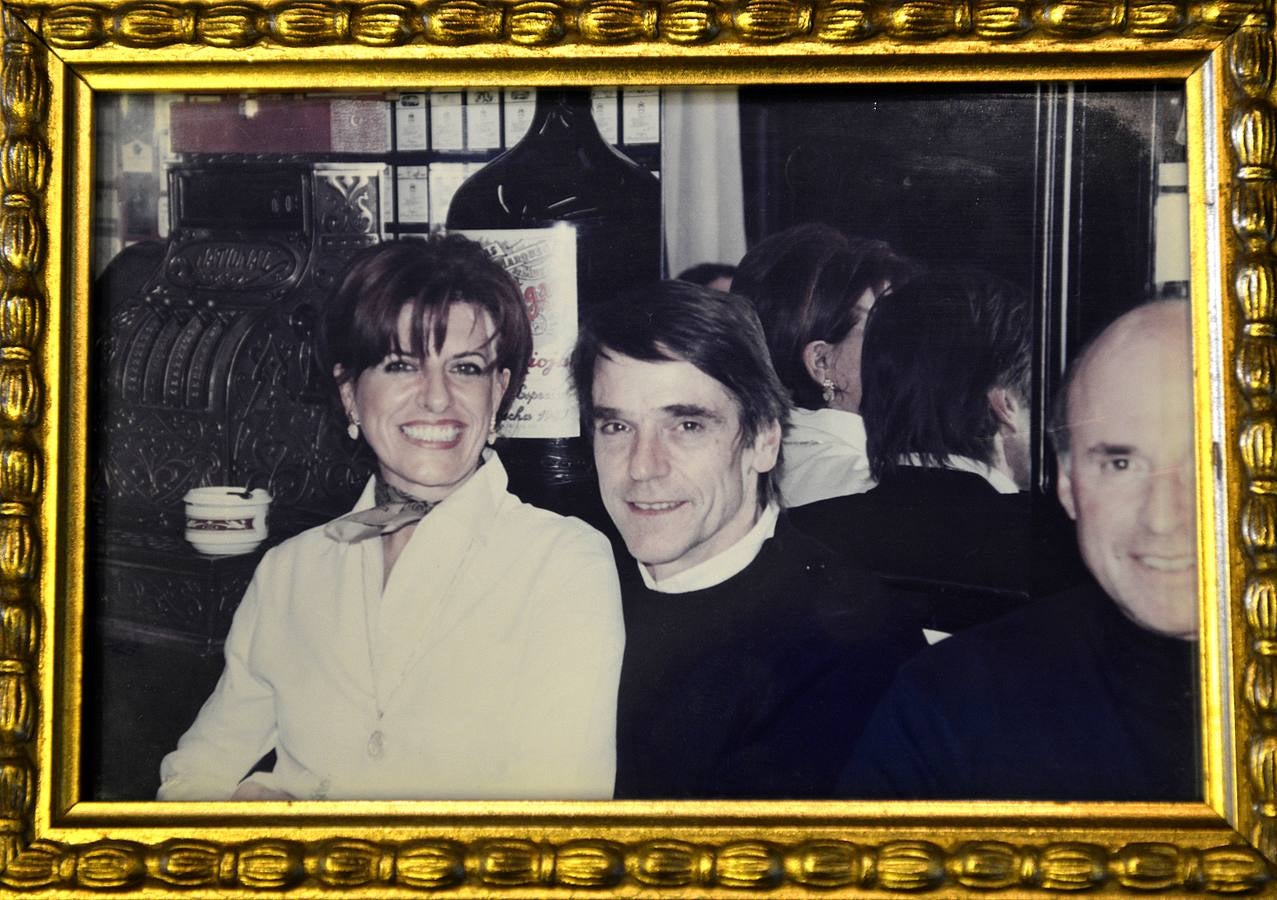 El actor británico Jeremy Irons sentó a la dueña en sus piernas cuando le pidió una foto.