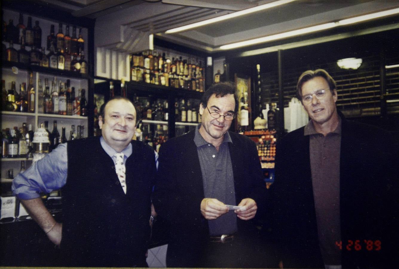 El director y productor de cine Oliver Stone se pasó por el local de la Plaza Nueva y luego por el txoko.