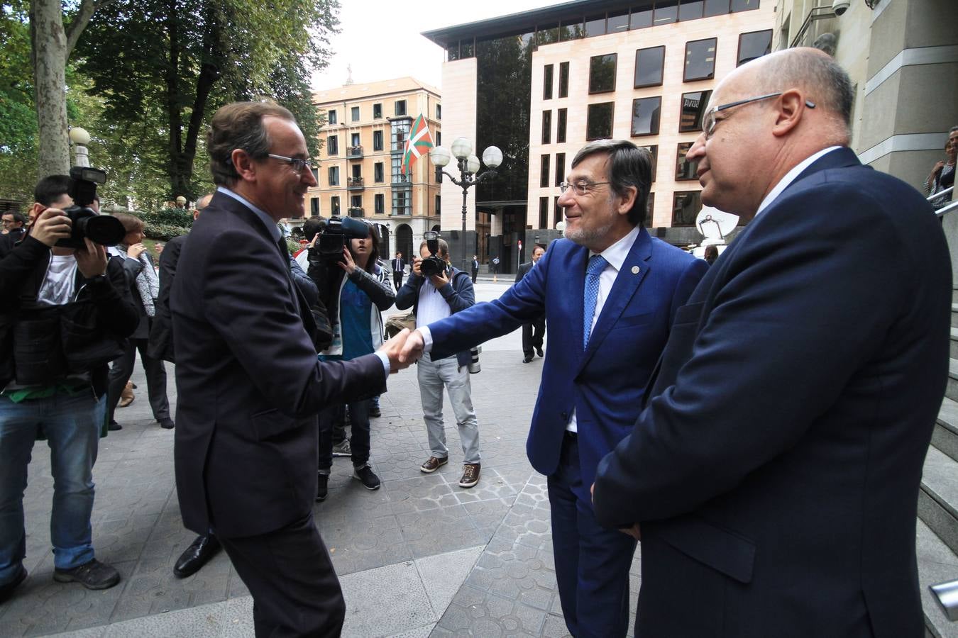 El presidente del TSJPV, Juan Luis Ibarra y el fiscal superior del País Vasco, Juan Calparsoro, reciben al presidente del PP vasco